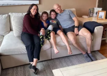 Transplante de células-tronco do filho salva pai com leucemia agressiva nos EUA