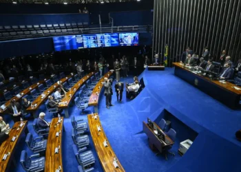 Relator da PEC da Blindagem recomenda rejeição total da proposta no Senado