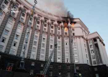 Ataque russo atinge sede do governo em Kiev e mata civis, incluindo um bebê