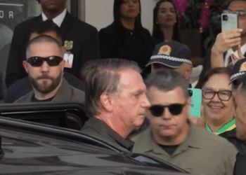 Bolsonaro deixa hospital em Brasília após procedimentos médicos dermatológicos