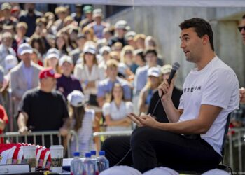 Assassinato de Charlie Kirk expõe tensões e amplia crise política nos EUA