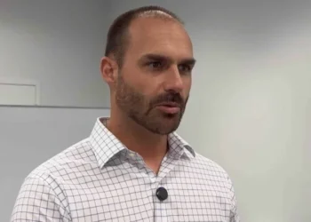 Eduardo Bolsonaro alerta sobre tentativas de minar projeto de anistia para ex-presidente