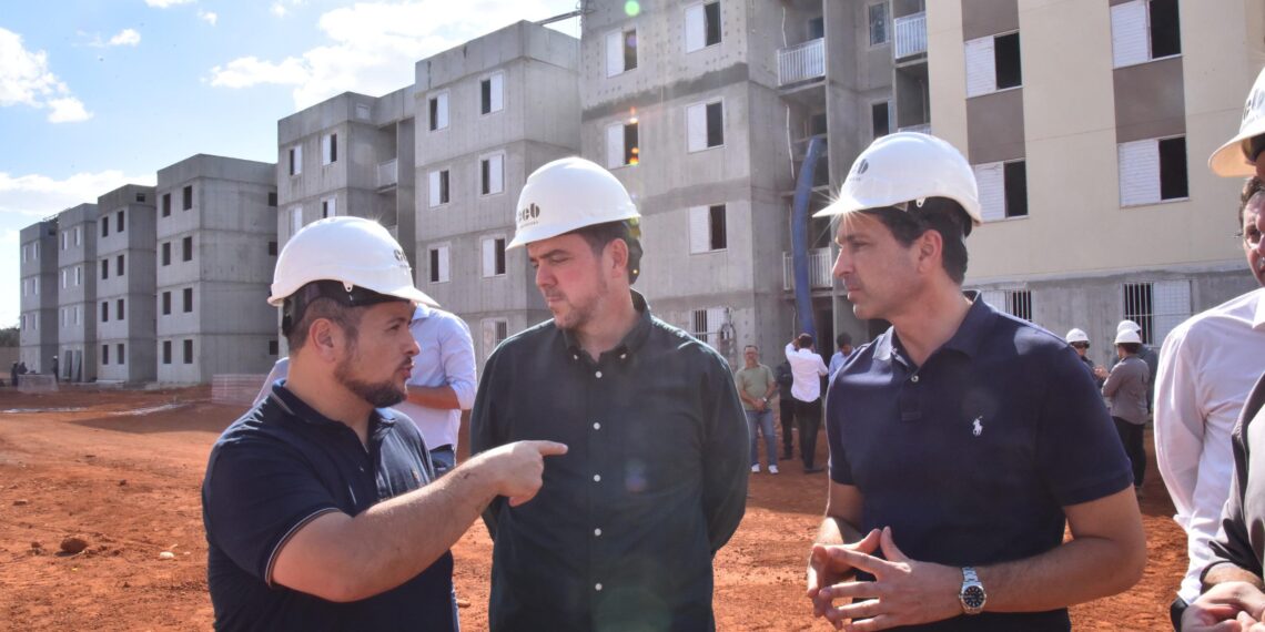 Leandro Vilela e Gustavo Mendanha acompanham obras de habitação popular em Aparecida