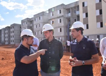 Leandro Vilela e Gustavo Mendanha acompanham obras de habitação popular em Aparecida