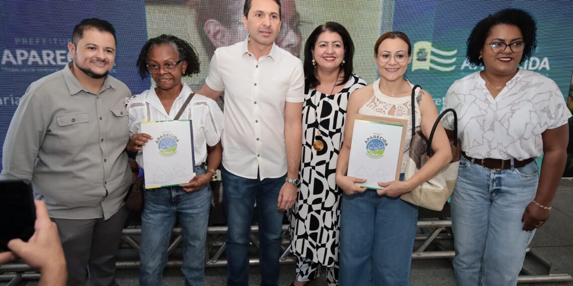 Prefeito Leandro Vilela entrega 83 escrituras a famílias de 18 bairros em Aparecida de Goiânia