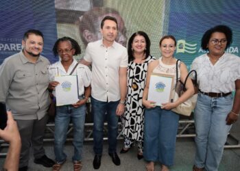 Prefeito Leandro Vilela entrega 83 escrituras a famílias de 18 bairros em Aparecida de Goiânia