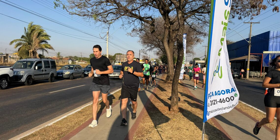 Prefeito Leandro Vilela participa do Rio Verde Ativa, que atrai centenas de corredores em Aparecida
