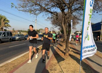 Prefeito Leandro Vilela participa do Rio Verde Ativa, que atrai centenas de corredores em Aparecida