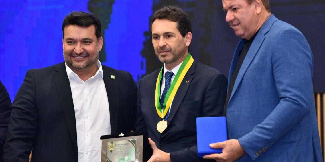 Leandro Vilela recebe Medalha do Mérito Legislativo em celebração aos 40 anos da Aciag