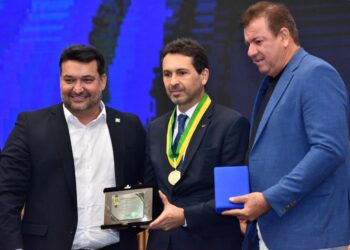 Leandro Vilela recebe Medalha do Mérito Legislativo em celebração aos 40 anos da Aciag