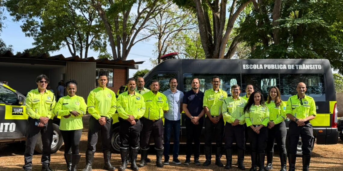 Prefeito de Senador Canedo celebra redução de acidentes de trânsito ao lado de agentes