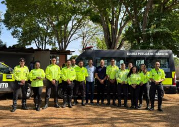 Prefeito de Senador Canedo celebra redução de acidentes de trânsito ao lado de agentes