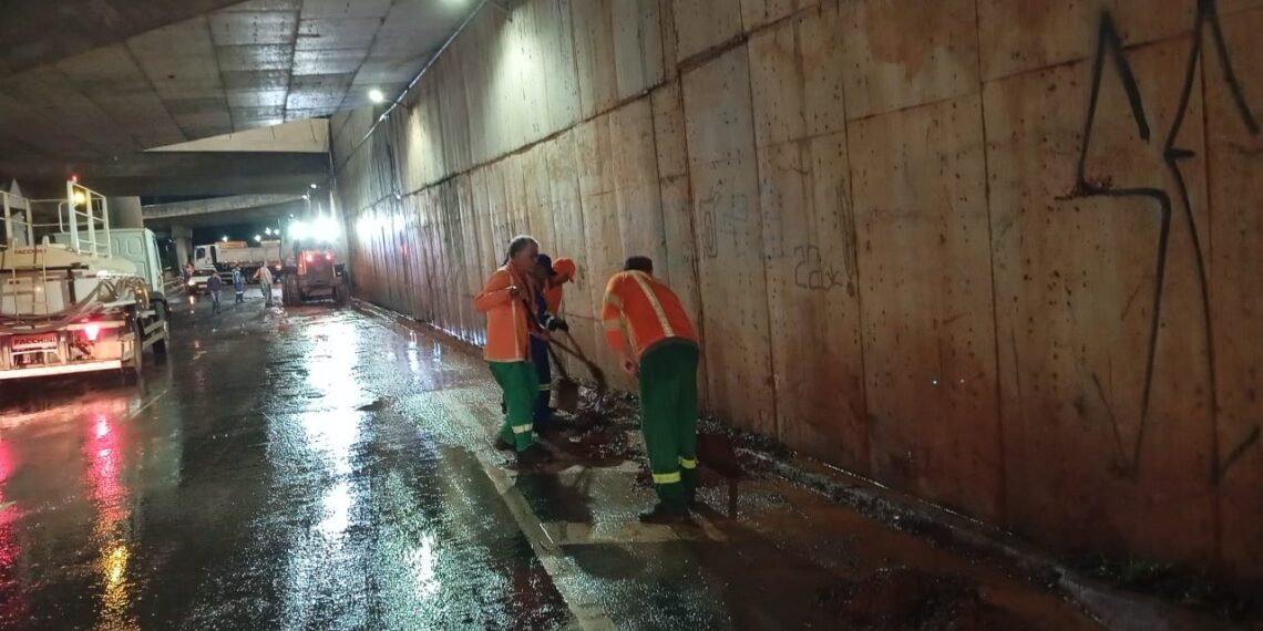 Prefeitura intensifica limpeza urbana após fortes chuvas em Goiânia