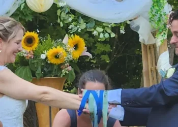 Convite à venda: desconhecidos que pagam para ir a casamentos de estranhos