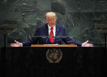 Trump relata abraço em Lula e justifica tarifas contra o Brasil por “perseguição política”