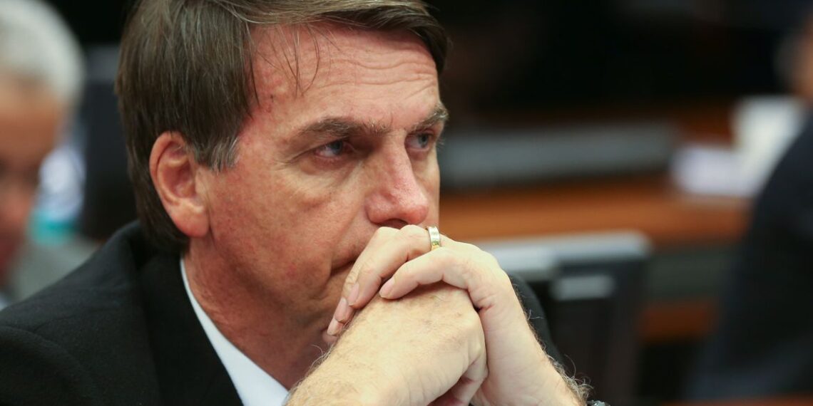 Bolsonaro pede que Eduardo “feche a boca”, mas filho intensifica ataques a STF, Centrão e ao PL