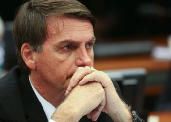 Bolsonaro pede que Eduardo “feche a boca”, mas filho intensifica ataques a STF, Centrão e ao PL
