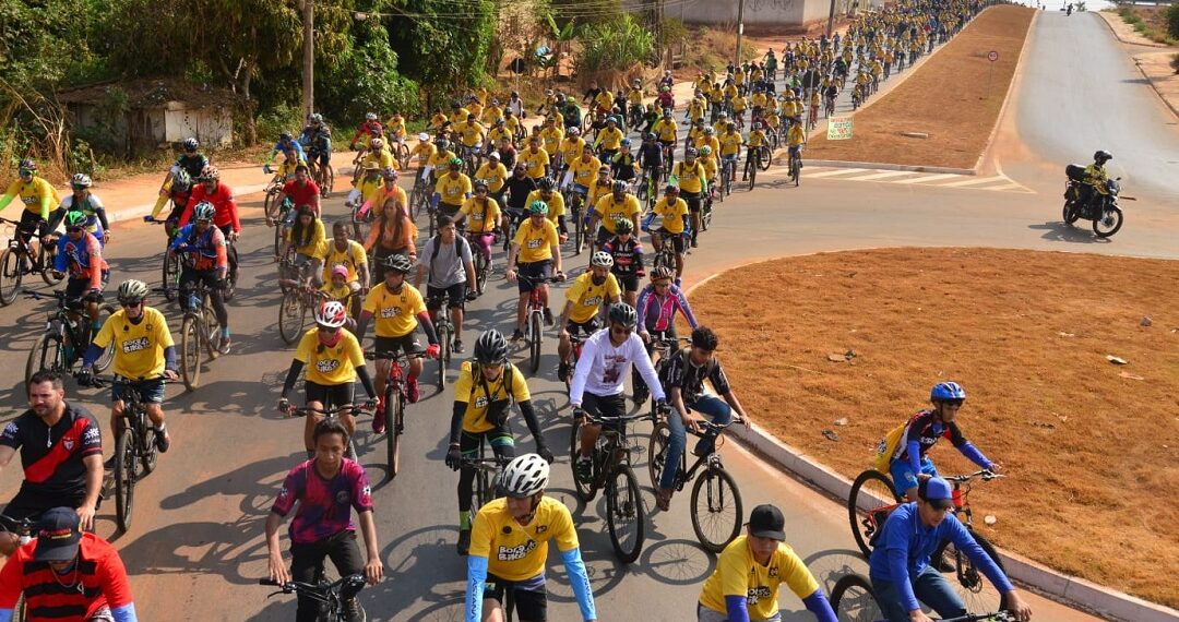 Aparecida de Goiânia promove passeio ciclístico inclusivo com pessoas com deficiência visual