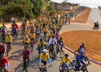 Aparecida de Goiânia promove passeio ciclístico inclusivo com pessoas com deficiência visual