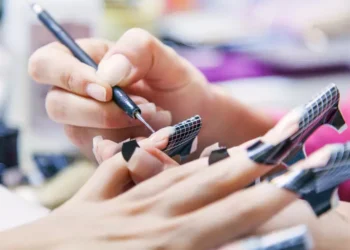 Unhas de gel podem oferecer riscos à saúde, alertam especialistas