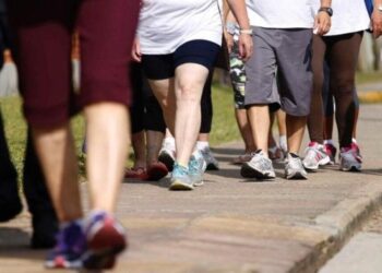 Caminhar faz bem após os 60, mas especialistas recomendam associar treino de força