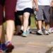 Caminhar faz bem após os 60, mas especialistas recomendam associar treino de força