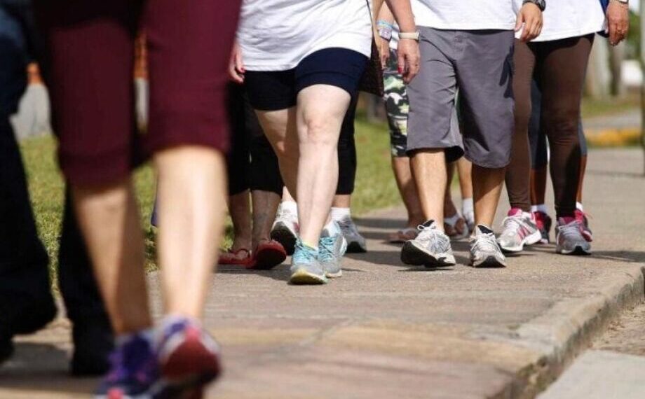 Caminhar faz bem após os 60, mas especialistas recomendam associar treino de força