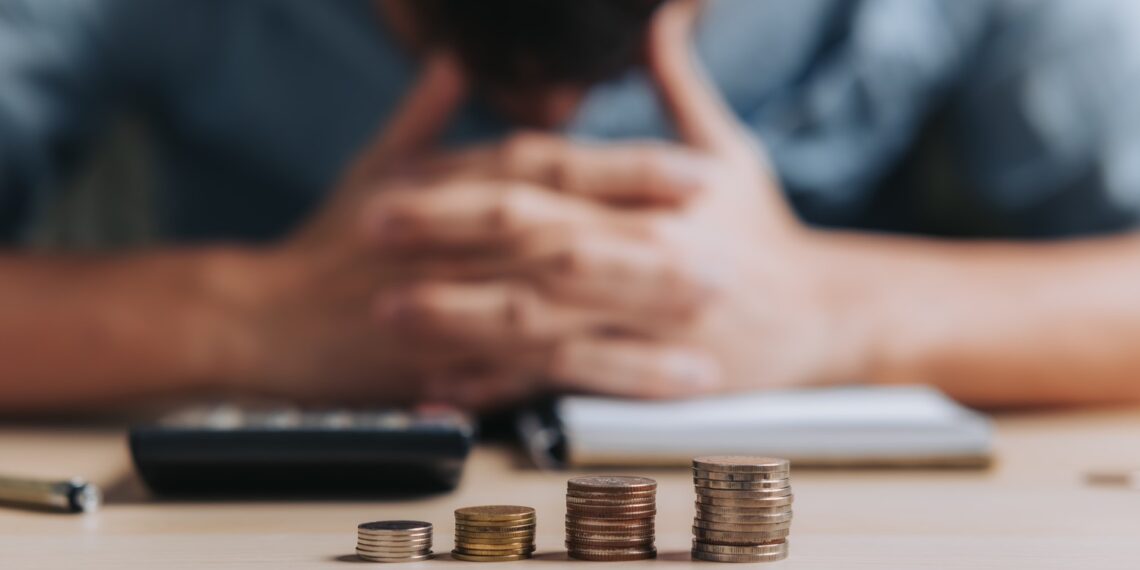 Endividamento das famílias brasileiras atinge recorde apesar de renda em alta e desemprego baixo