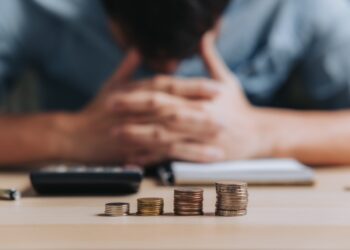 Endividamento das famílias brasileiras atinge recorde apesar de renda em alta e desemprego baixo