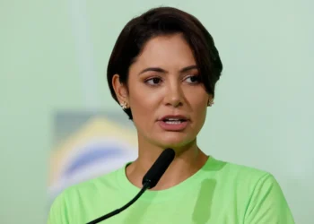 Michelle Bolsonaro ensaia protagonismo presidencial após recuo de Tarcísio em 2026