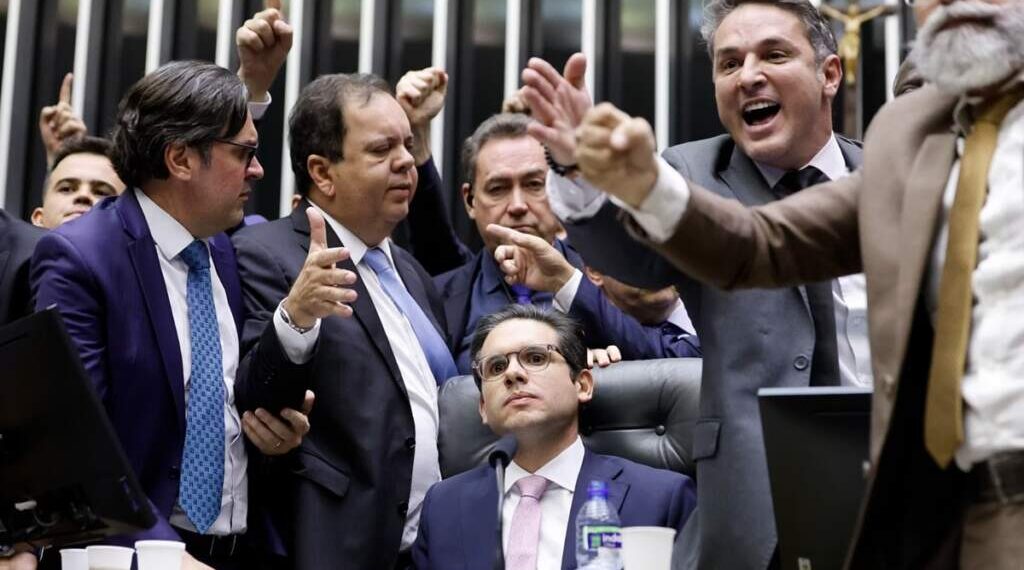 Câmara dos Deputados aplica punições a parlamentares que participaram de motim contra Hugo Motta