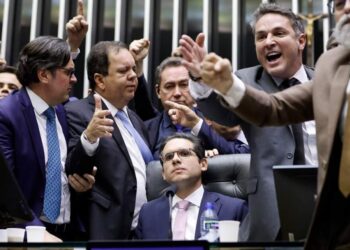 Câmara dos Deputados aplica punições a parlamentares que participaram de motim contra Hugo Motta