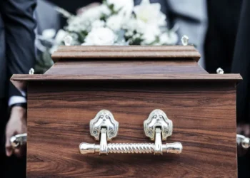 Homem surpreende familiares ao surgir vivo durante o próprio velório na Argentina