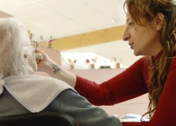 Exames de vista podem ajudar no diagnóstico precoce do Alzheimer, aponta estudo