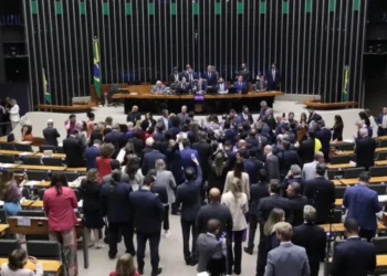 Câmara dos Deputados aprova urgência para anistia de condenados por atos golpistas
