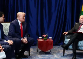 Lula se reúne com Trump e negocia suspensão de tarifa de 50% sobre produtos brasileiros