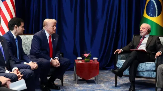 Lula se reúne com Trump e negocia suspensão de tarifa de 50% sobre produtos brasileiros