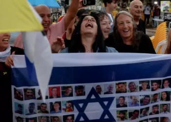 Israel vive clima de alívio e apreensão após acordo para libertação de reféns em Gaza