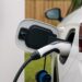 Síndicos enfrentam dilema em condomínios: instalação de carregadores de carros elétricos gera conflitos e disputas judiciais