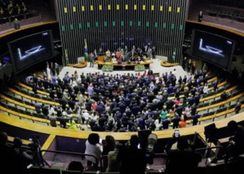 Câmara barra MP de aumento de impostos e impõe derrota ao governo Lula