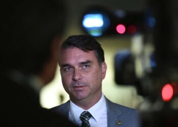 Flávio Bolsonaro sugere que EUA ataquem barcos no Rio de Janeiro: “Que inveja”