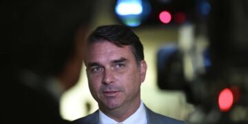 Flávio Bolsonaro sugere que EUA ataquem barcos no Rio de Janeiro: “Que inveja”