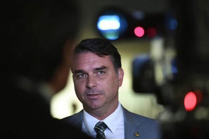 Flávio Bolsonaro sugere que EUA ataquem barcos no Rio de Janeiro: “Que inveja”