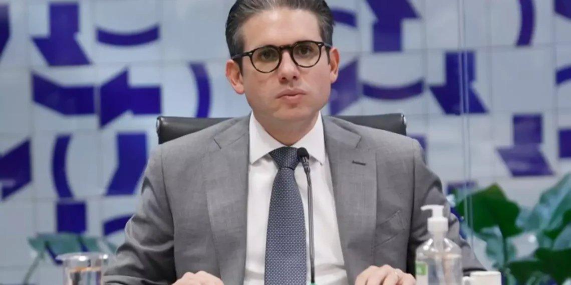 Hugo Motta descarta mandato remoto e aponta risco de cassação de Eduardo Bolsonaro