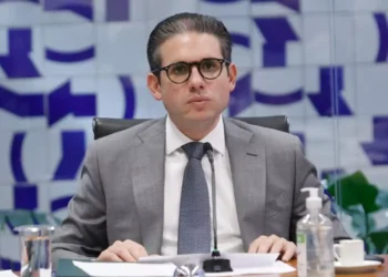 Hugo Motta descarta mandato remoto e aponta risco de cassação de Eduardo Bolsonaro