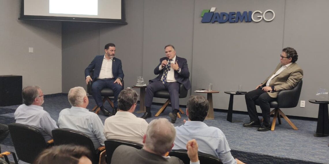 Prefeito Sandro Mabel propõe novas regras para transporte e descarte de concreto em Goiânia