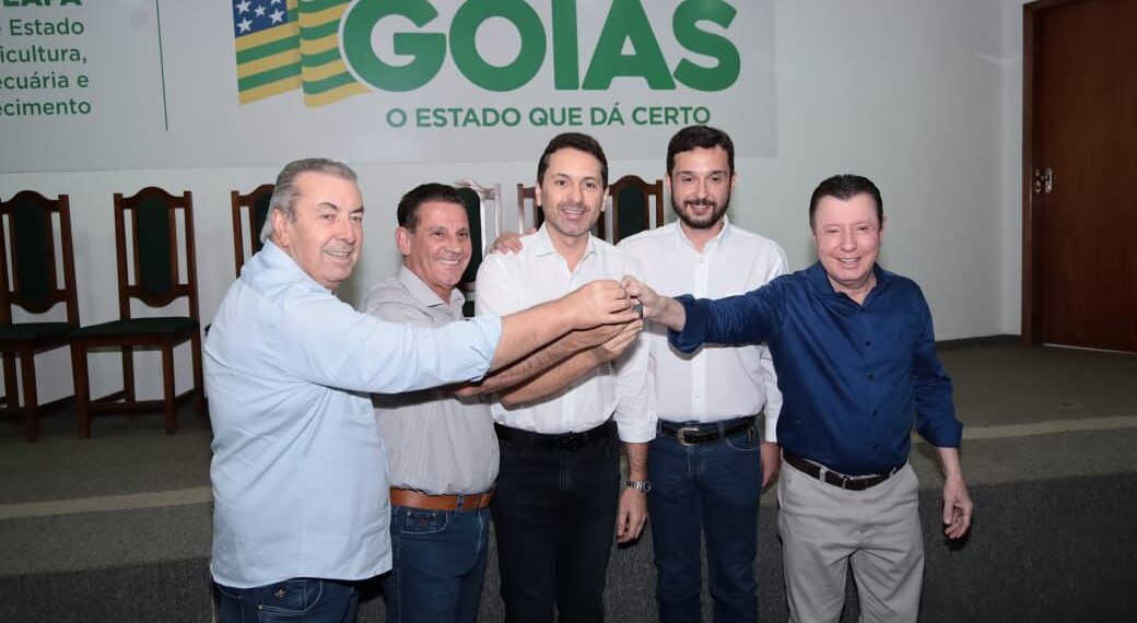 Aparecida de Goiânia recebe retroescavadeira do Governo de Goiás para reforçar infraestrutura rural