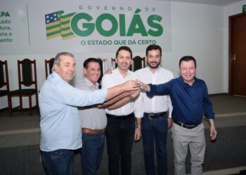 Aparecida de Goiânia recebe retroescavadeira do Governo de Goiás para reforçar infraestrutura rural