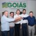 Aparecida de Goiânia recebe retroescavadeira do Governo de Goiás para reforçar infraestrutura rural
