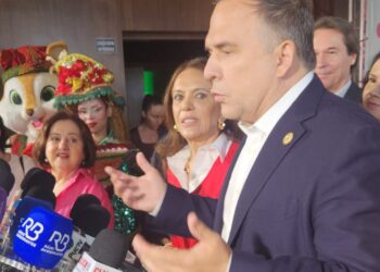 Sandro Mabel prestigia lançamento do Natal do Bem 2025 ao lado de Gracinha Caiado